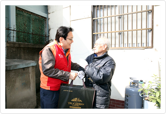 부산도시가스, 홀로 거주 어르신께 설 선물 전달