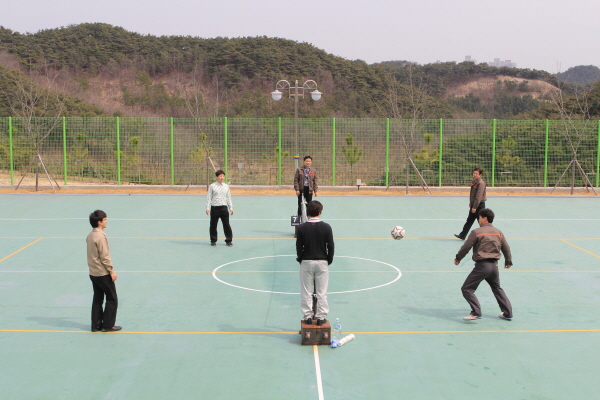 영남ES, 신입사원과 팀장간 친선족구경기
